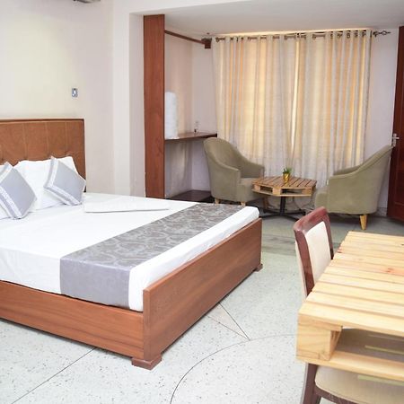 K27 Premier Backpackers Hostel Дар ес Саалам Екстериор снимка