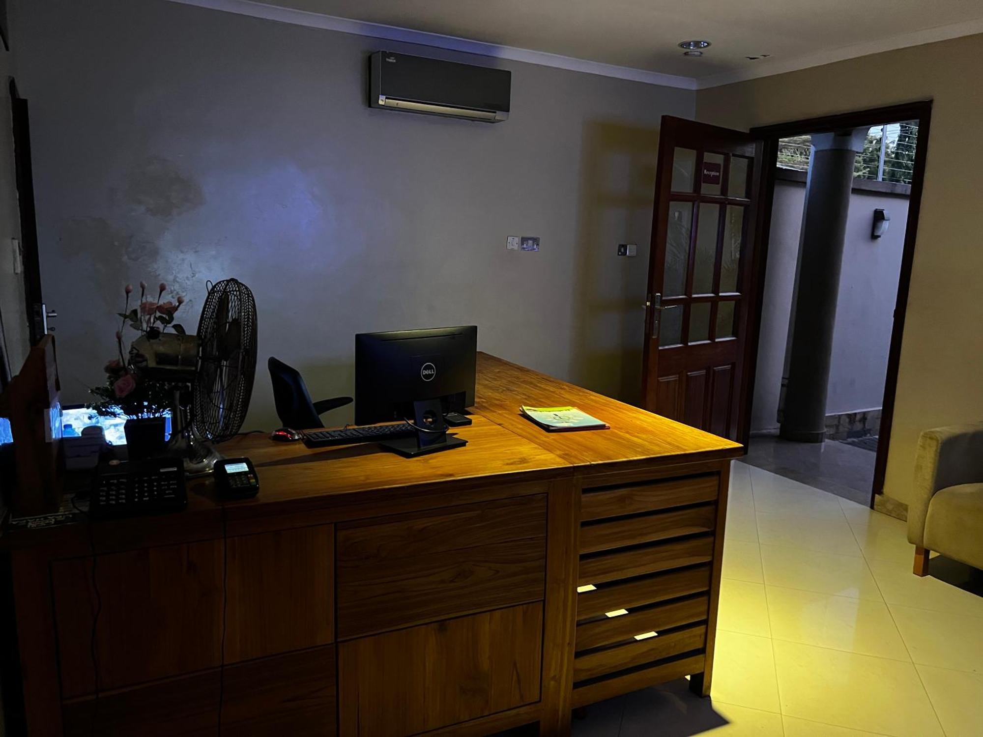 K27 Premier Backpackers Hostel Дар ес Саалам Екстериор снимка