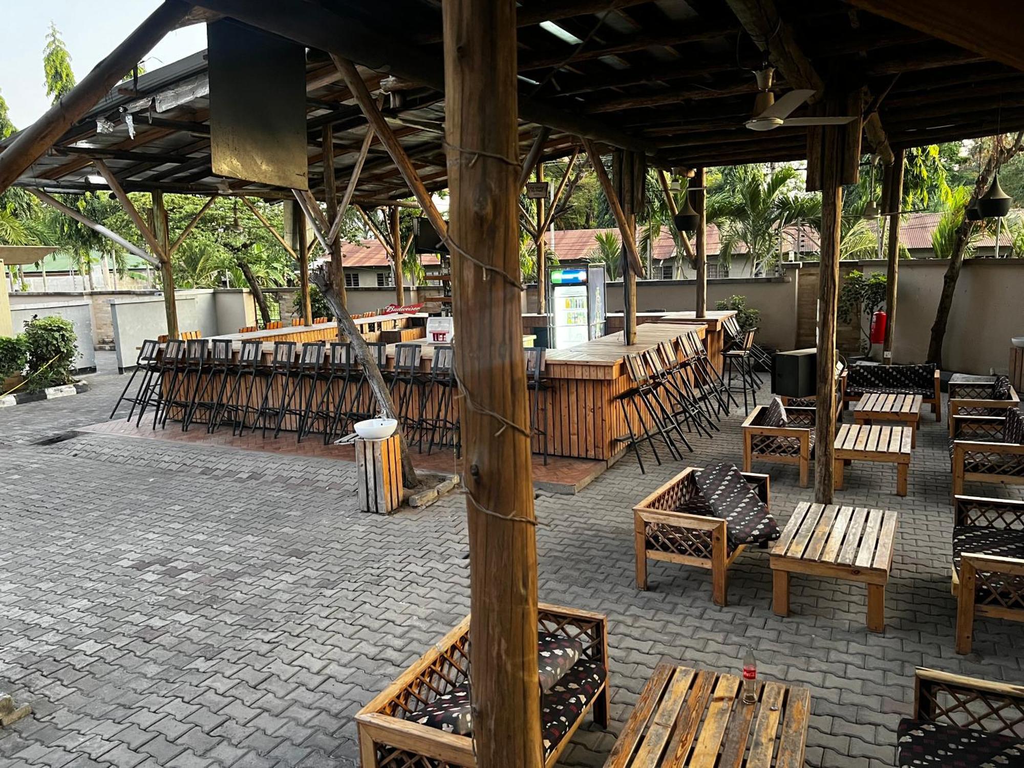 K27 Premier Backpackers Hostel Дар ес Саалам Екстериор снимка