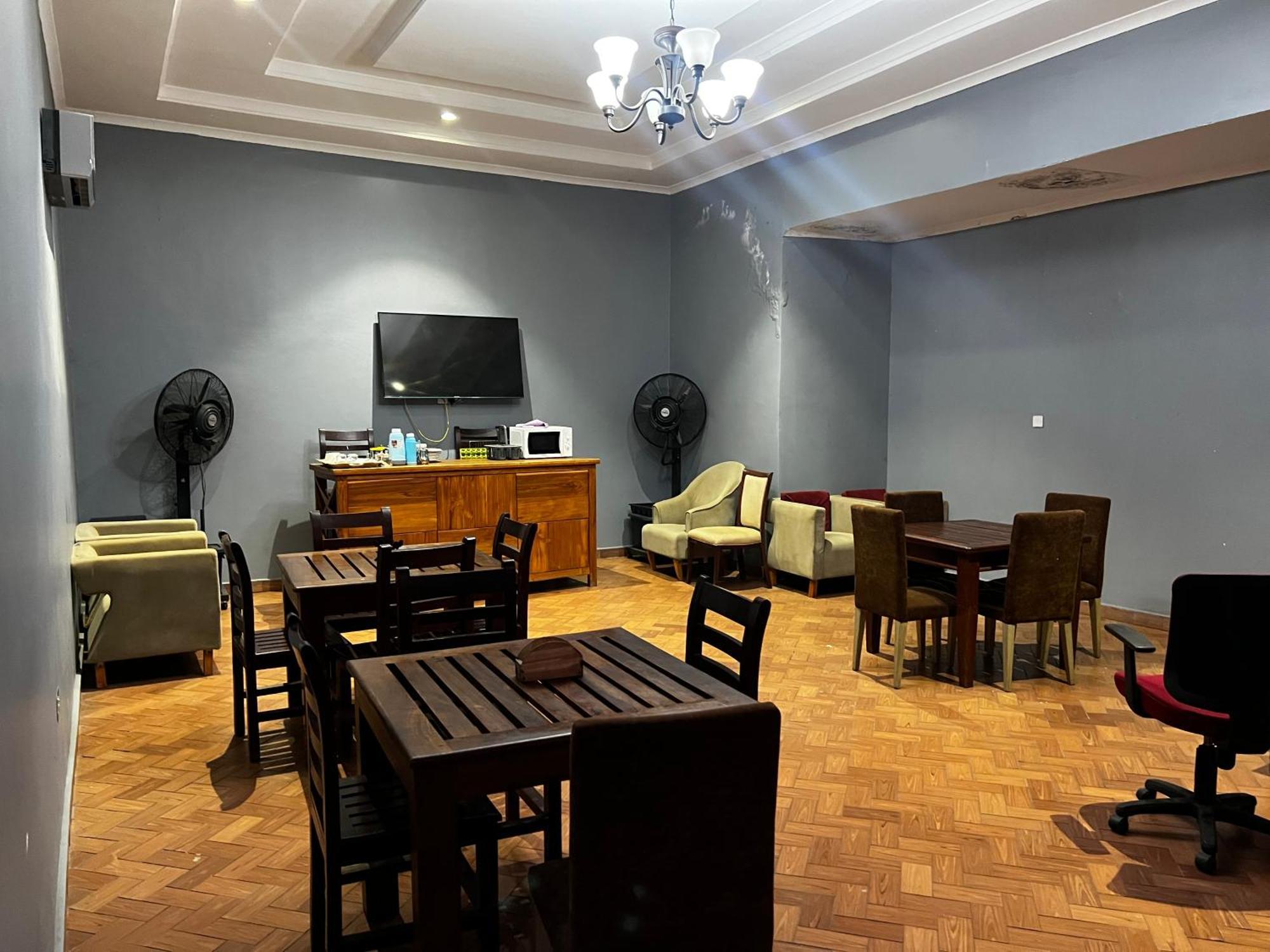 K27 Premier Backpackers Hostel Дар ес Саалам Екстериор снимка