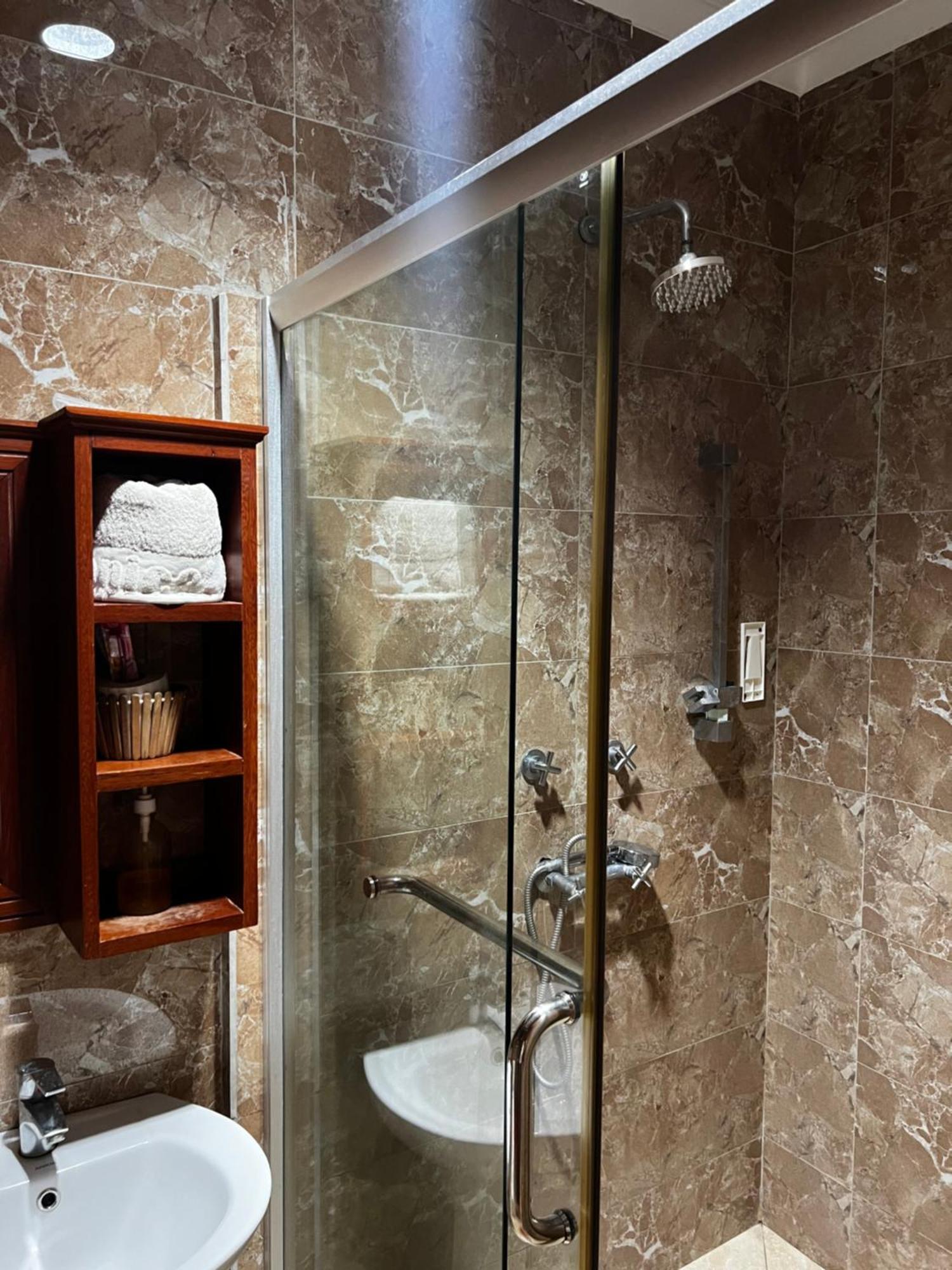 K27 Premier Backpackers Hostel Дар ес Саалам Екстериор снимка
