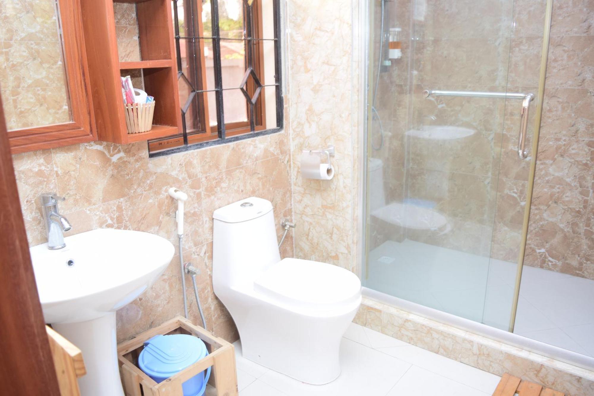 K27 Premier Backpackers Hostel Дар ес Саалам Екстериор снимка
