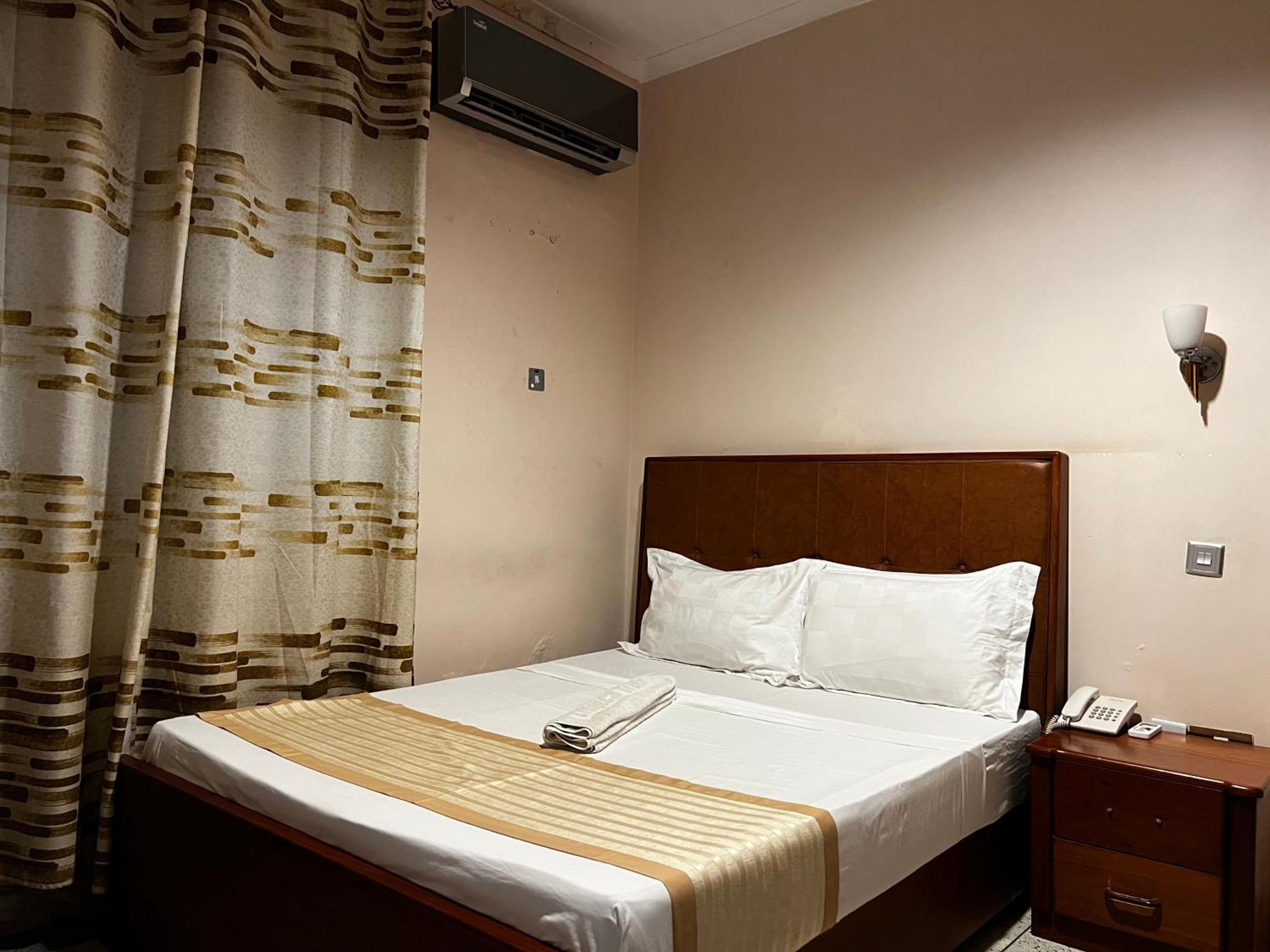 K27 Premier Backpackers Hostel Дар ес Саалам Екстериор снимка