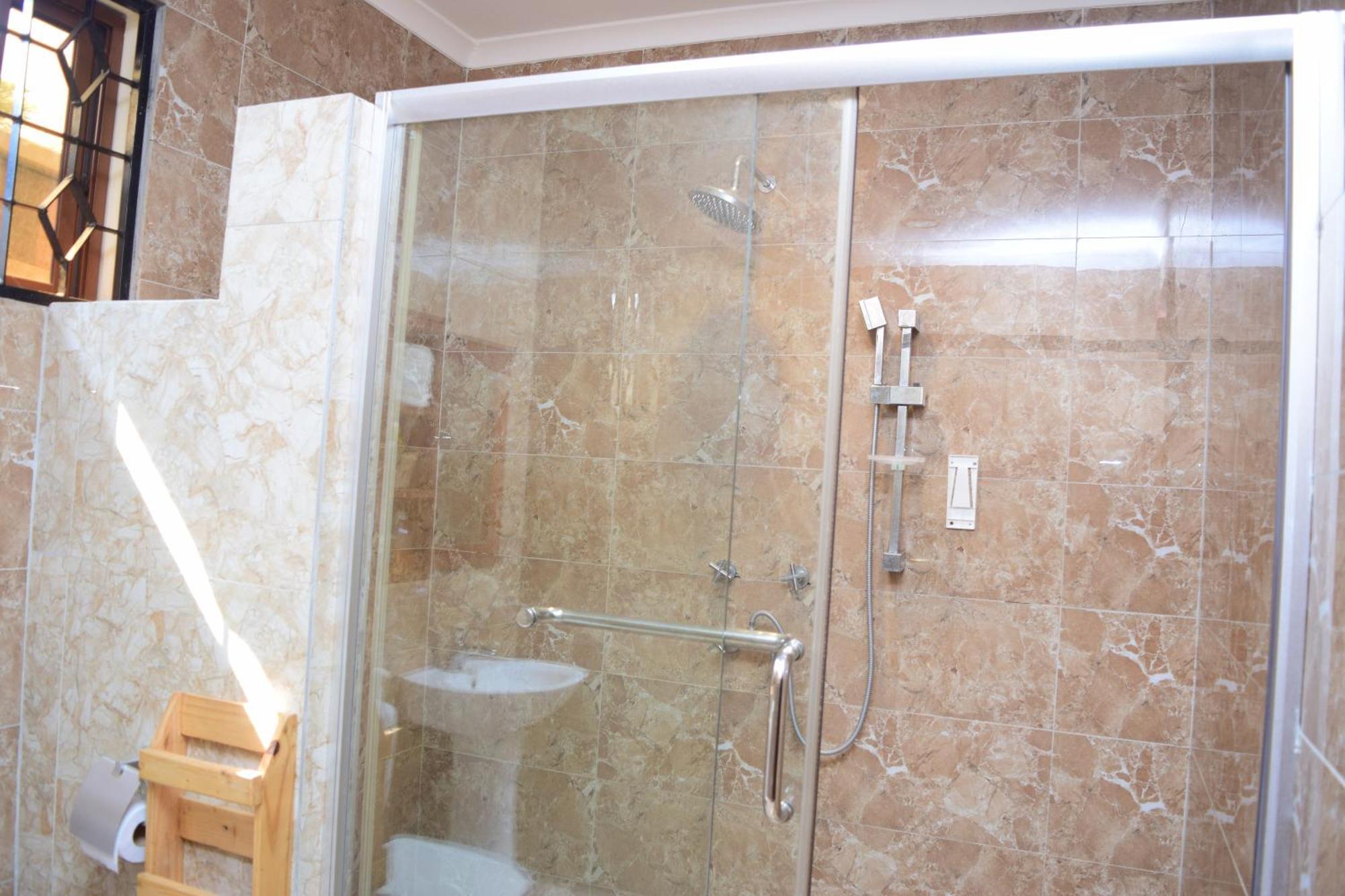 K27 Premier Backpackers Hostel Дар ес Саалам Екстериор снимка