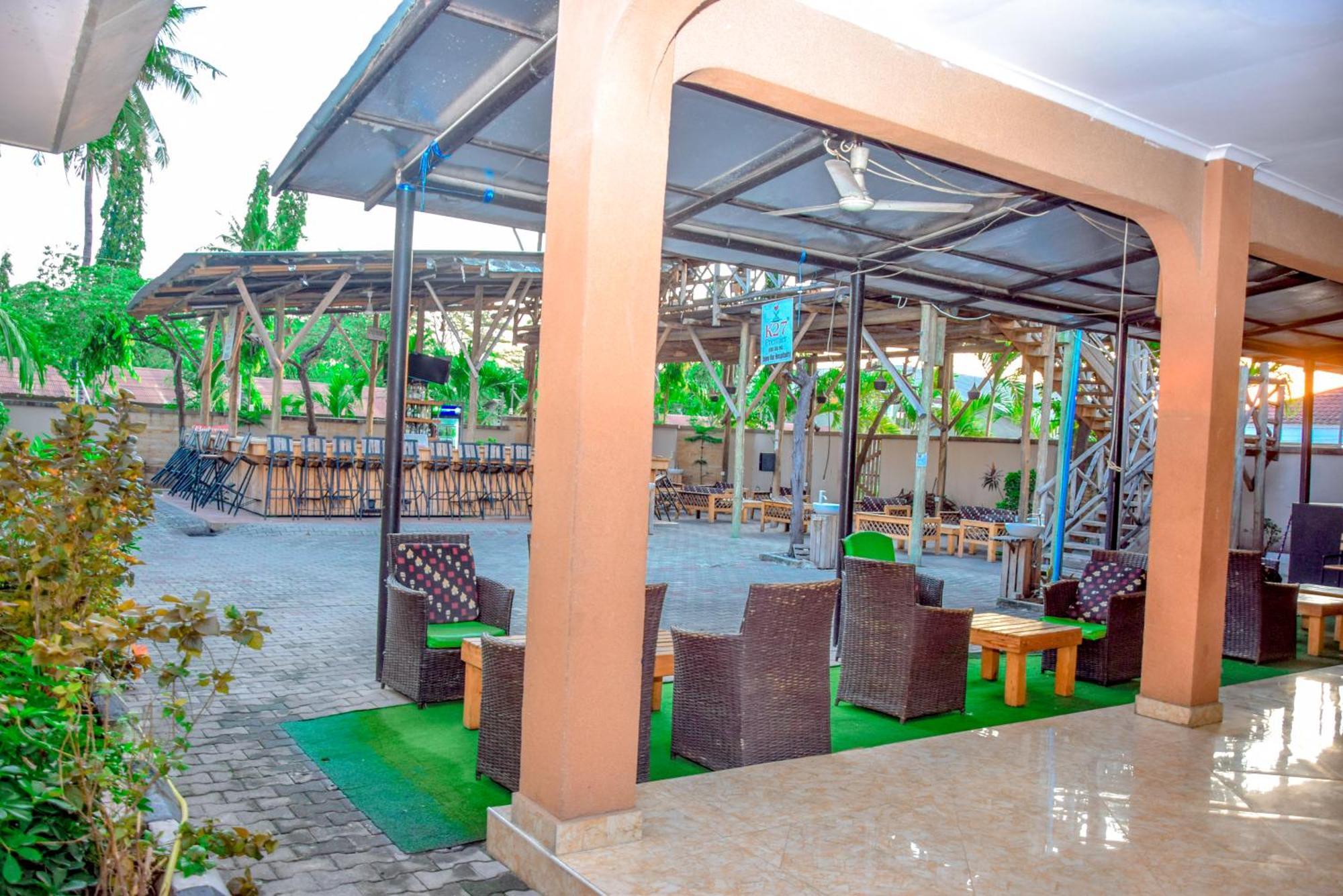 K27 Premier Backpackers Hostel Дар ес Саалам Екстериор снимка