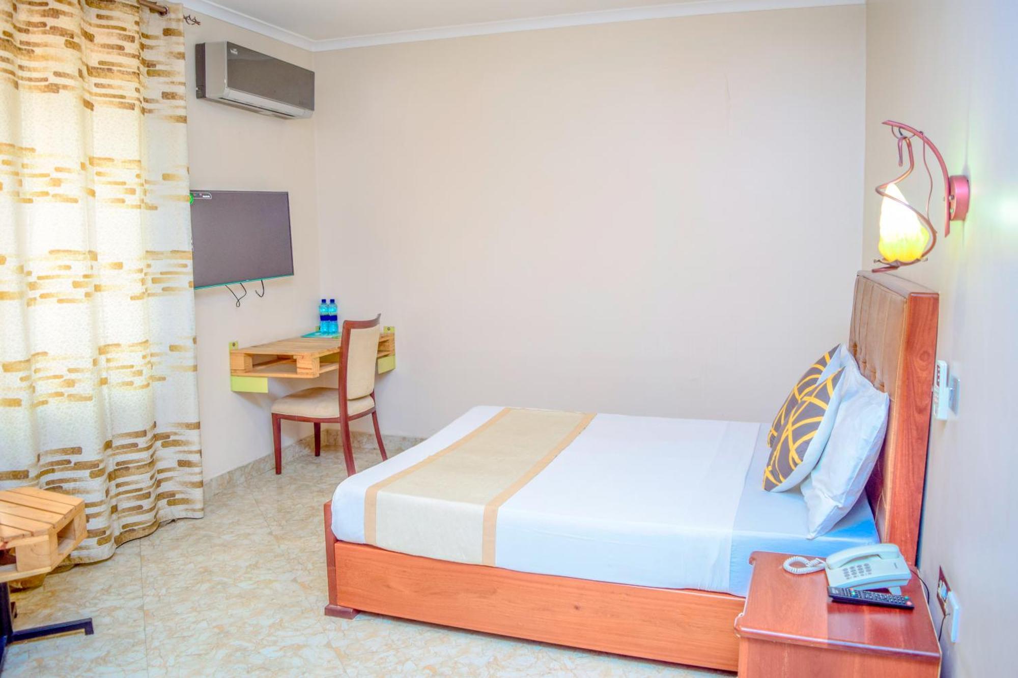 K27 Premier Backpackers Hostel Дар ес Саалам Екстериор снимка