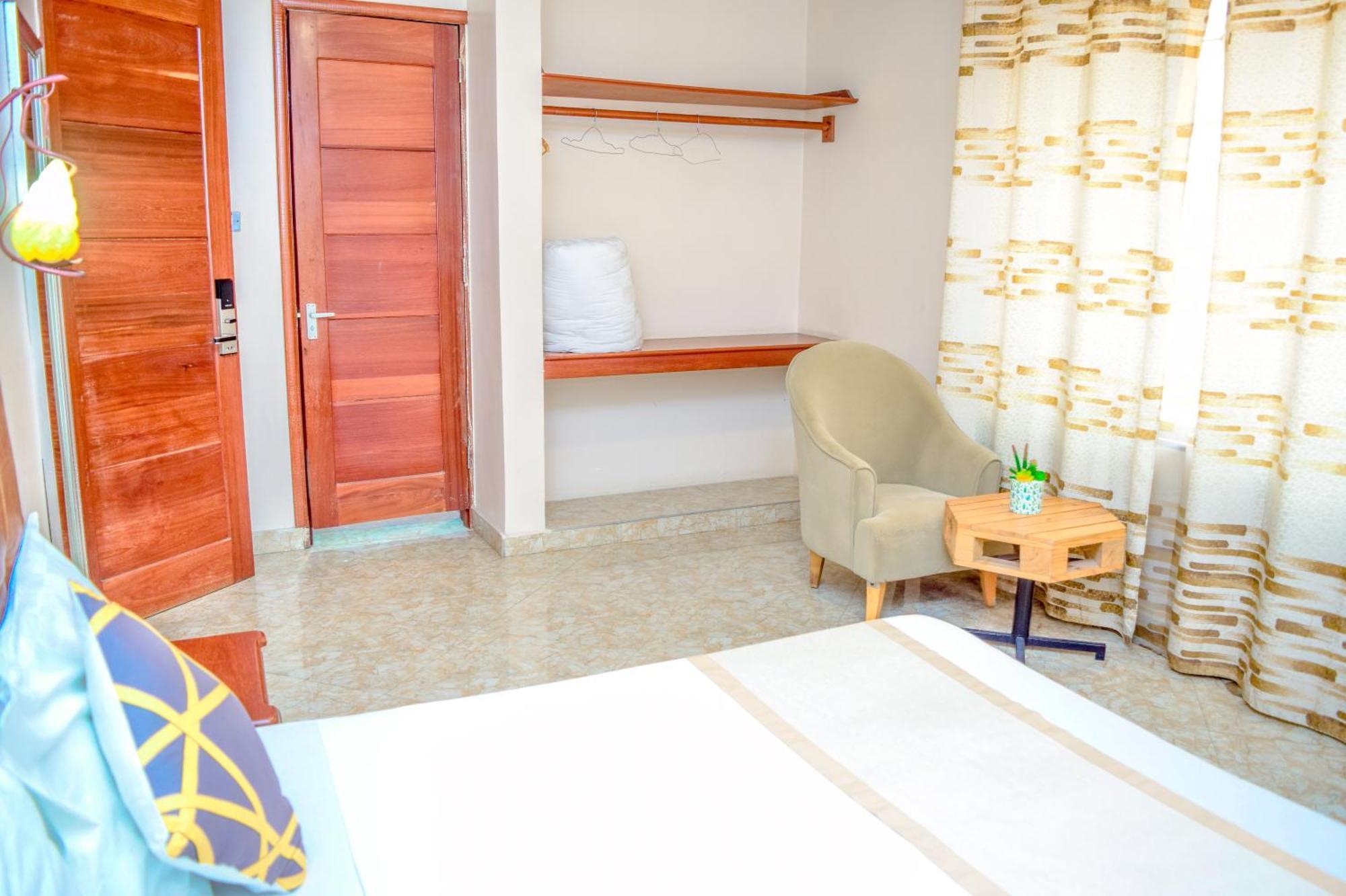 K27 Premier Backpackers Hostel Дар ес Саалам Екстериор снимка