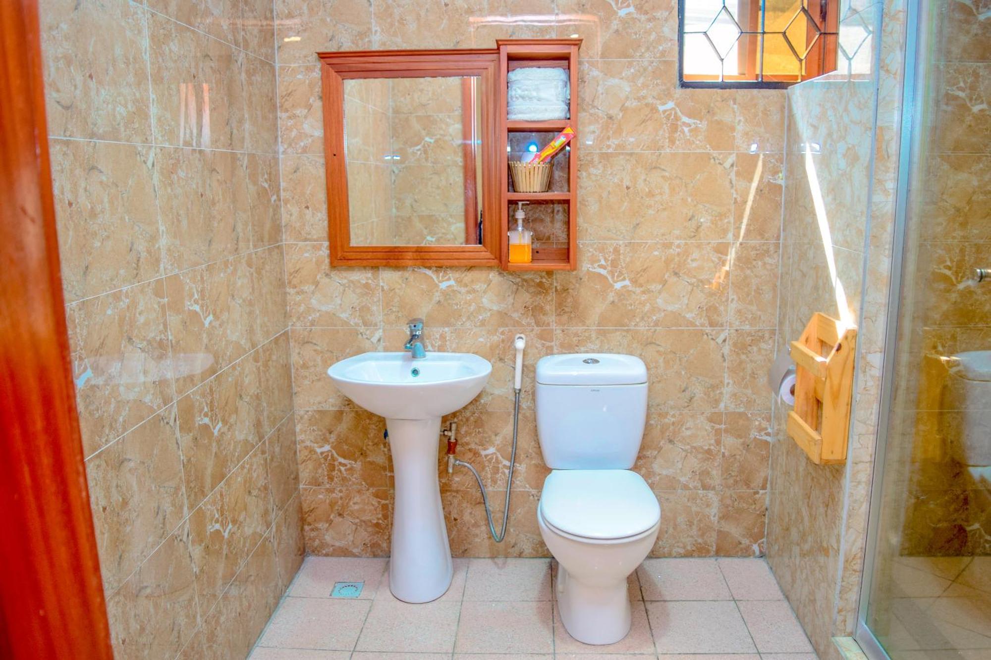 K27 Premier Backpackers Hostel Дар ес Саалам Екстериор снимка