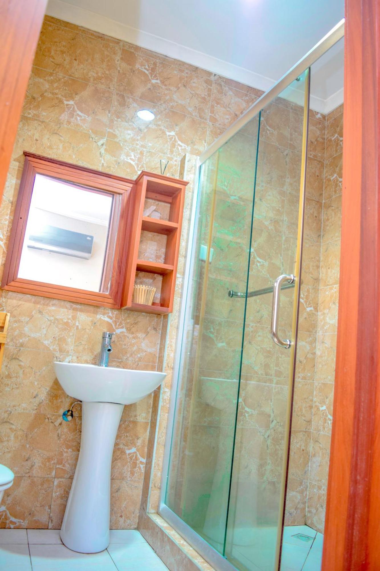 K27 Premier Backpackers Hostel Дар ес Саалам Екстериор снимка