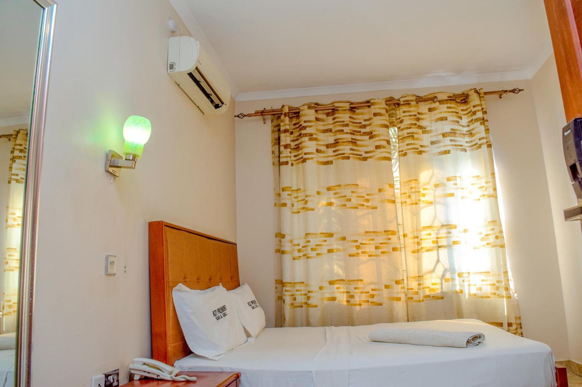 K27 Premier Backpackers Hostel Дар ес Саалам Екстериор снимка