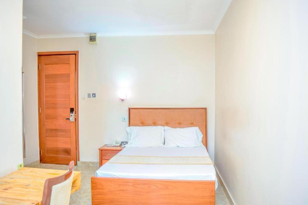 K27 Premier Backpackers Hostel Дар ес Саалам Екстериор снимка
