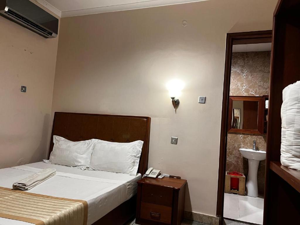 K27 Premier Backpackers Hostel Дар ес Саалам Екстериор снимка